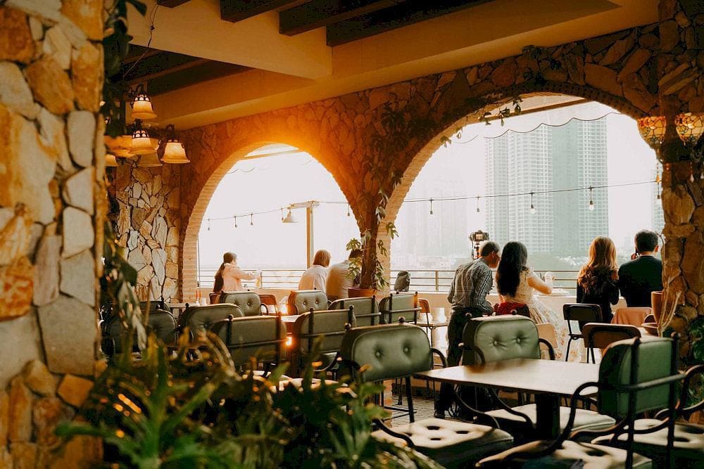 Every evening, the sunset over the Saigon River plays out like a slow-motion film (Source: Chạng Vạng Rooftop)